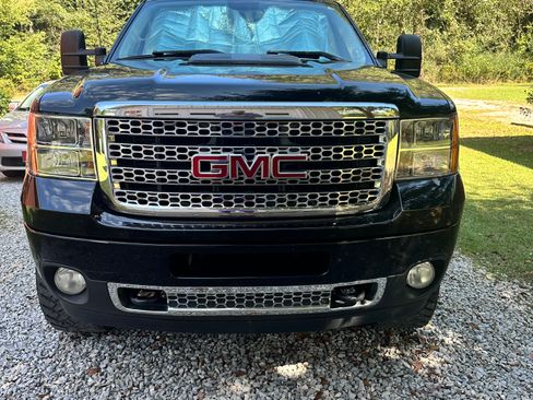 Used 2011 GMC Sierra 2500 Denali w/ Suspension Package, Off-Road image 4