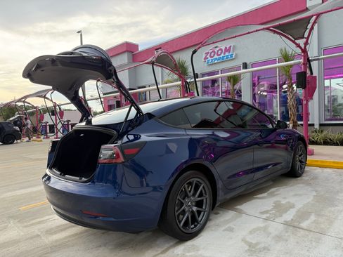 Used 2022 Tesla Model 3 Standard Range image 2