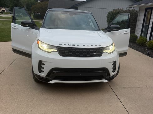 Used 2025 Land Rover Discovery Dynamic SE AWD/4WD image 10