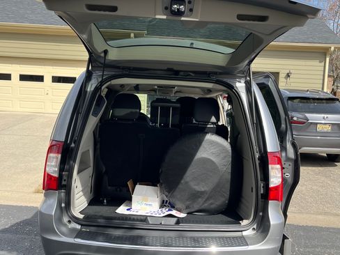 Used 2016 Chrysler Town & Country Touring image 10