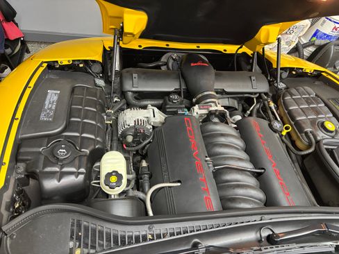 Used 2004 Chevrolet Corvette Coupe w/ Preferred Equipment Group RWD image 14