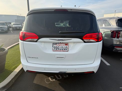 Used 2020 Chrysler Pacifica Touring-L image 2