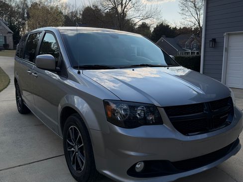 Used 2018 Dodge Grand Caravan SE FWD image 17