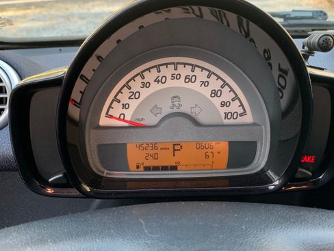 Used 2014 smart fortwo passion image 18