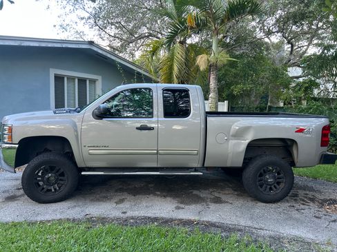 Used 2009 Chevrolet Silverado 2500 LT w/ Exterior Plus Package image 5