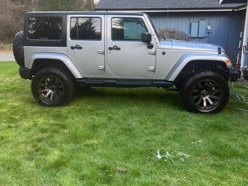 Used 2018 Jeep Wrangler Unlimited Sahara image 2