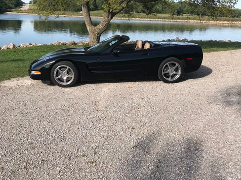Used 2000 Chevrolet Corvette Convertible w/ Performance Handling Pkg image 1