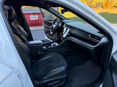 Used 2024 Jeep Grand Cherokee L Laredo image 6