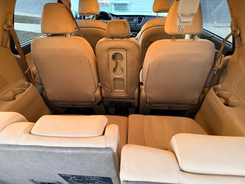 Used 2015 Kia Sedona LX w/ LX Convenience Package image 24