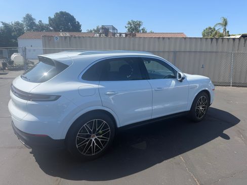 Used 2025 Porsche Cayenne E-Hybrid AWD/4WD image 4
