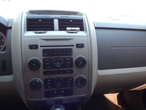 Used 2010 Ford Escape XLT AWD/4WD image 15