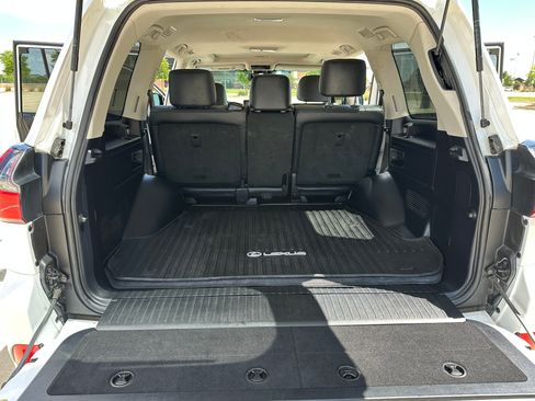 Used 2021 Lexus LX 570 4WD w/ Luxury Package image 17