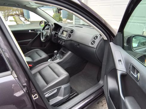 Used 2016 Volkswagen Tiguan S image 9