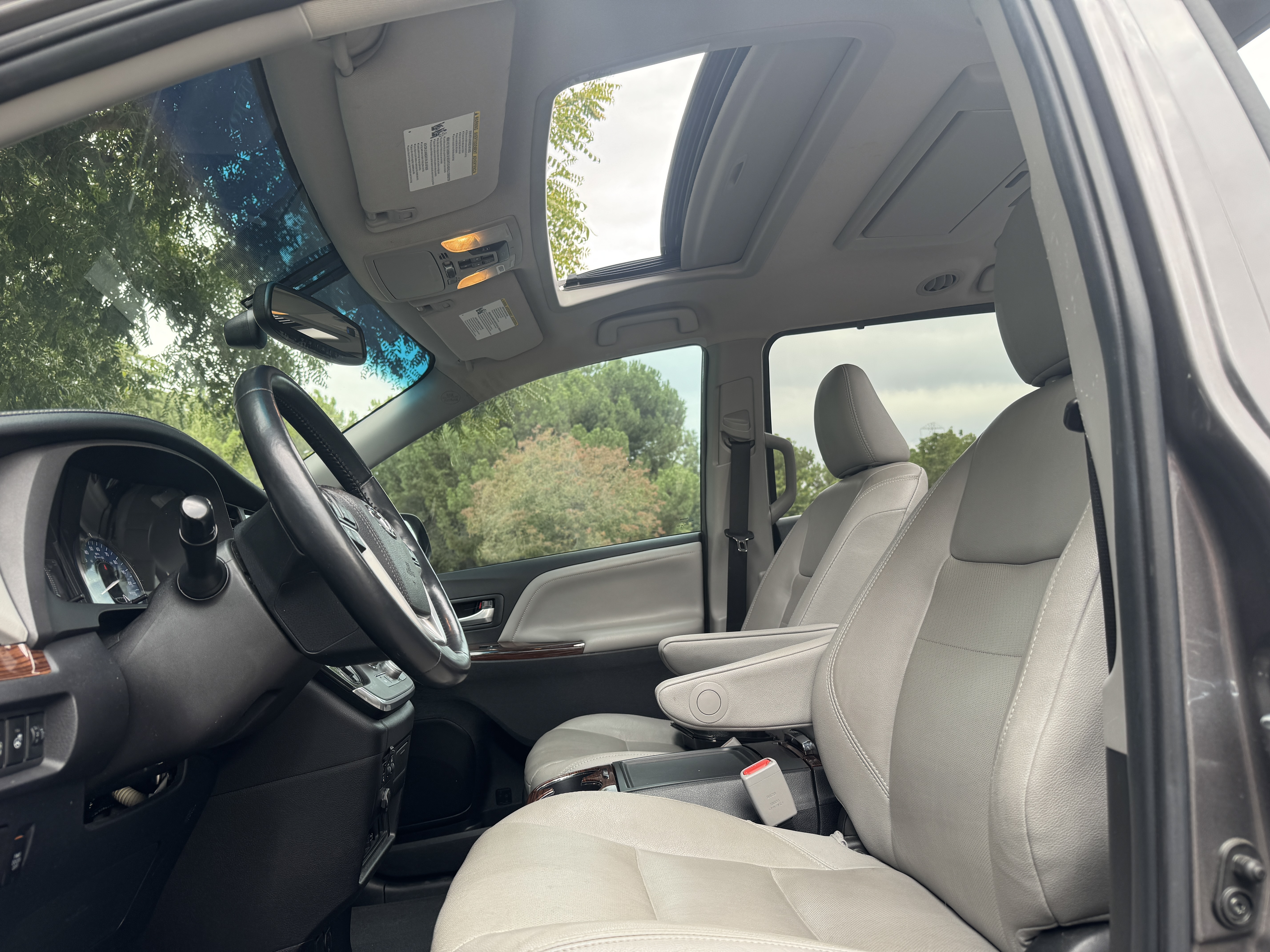 Used 2017 Toyota Sienna Limited Premium FWD image 9