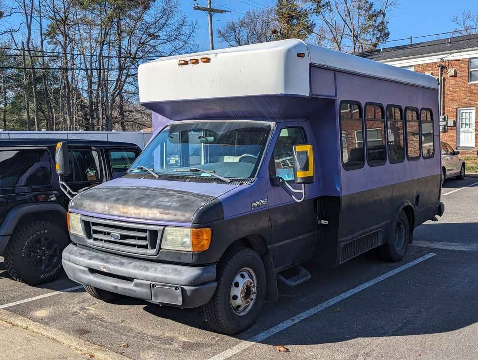 Used 2006 Ford E-350 and Econoline 350 Super Duty RWD image 2