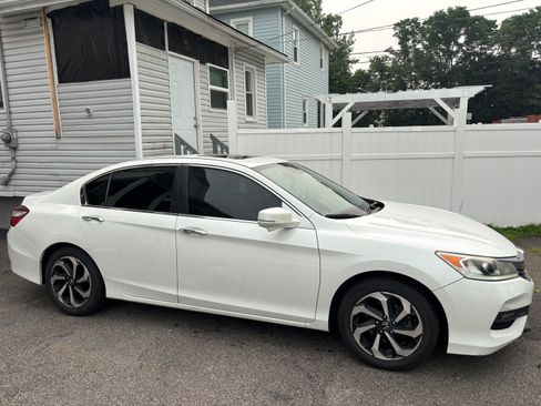 Used 2017 Honda Accord EX image 2