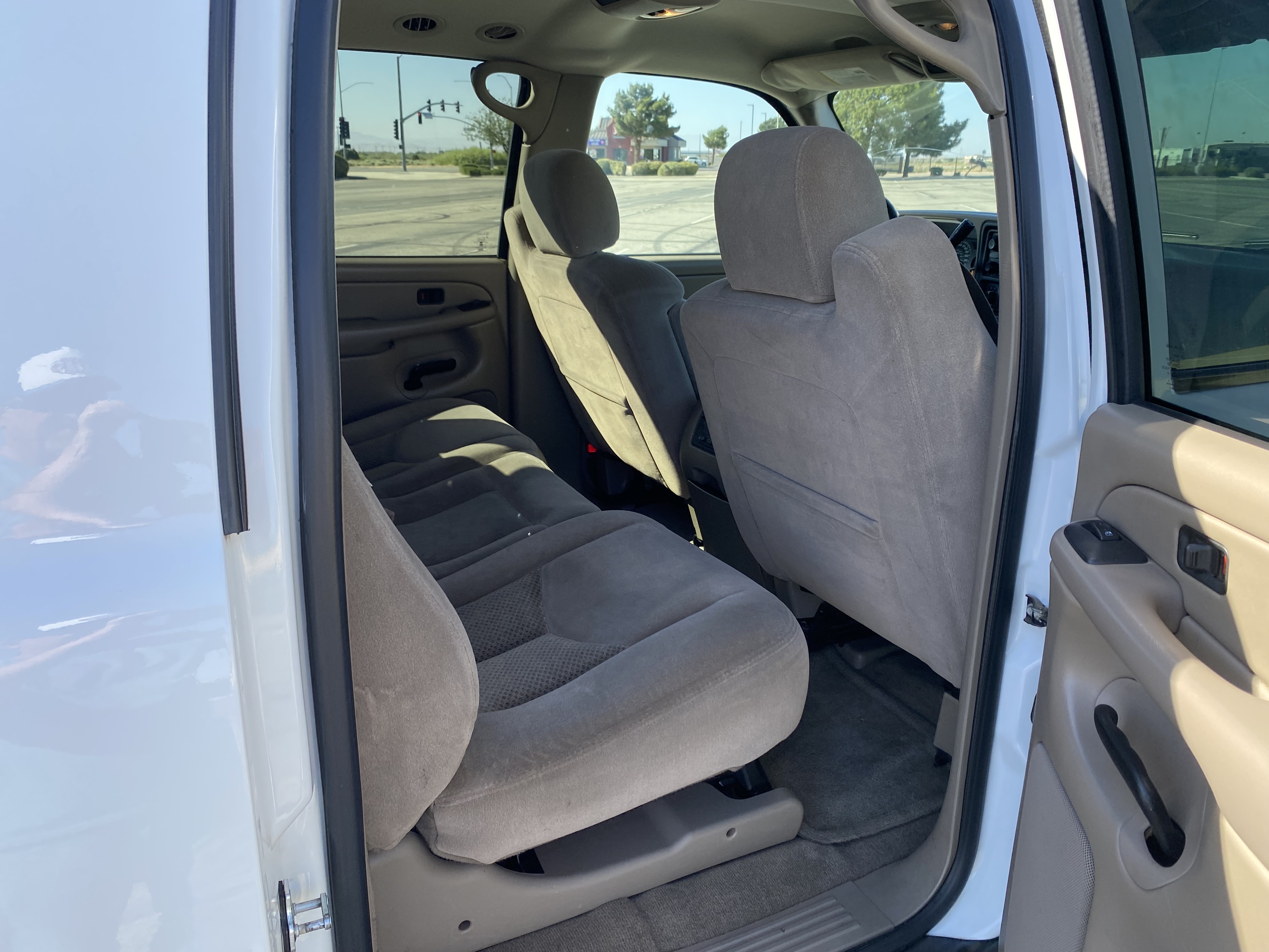 Used 2004 Chevrolet Suburban LS w/ Preferred Equipment Group RWD image 9