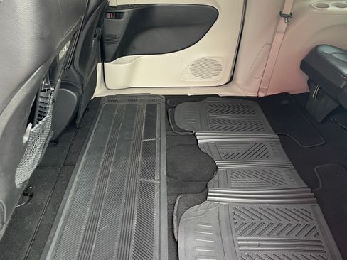 Used 2022 Chrysler Pacifica Touring-L image 14