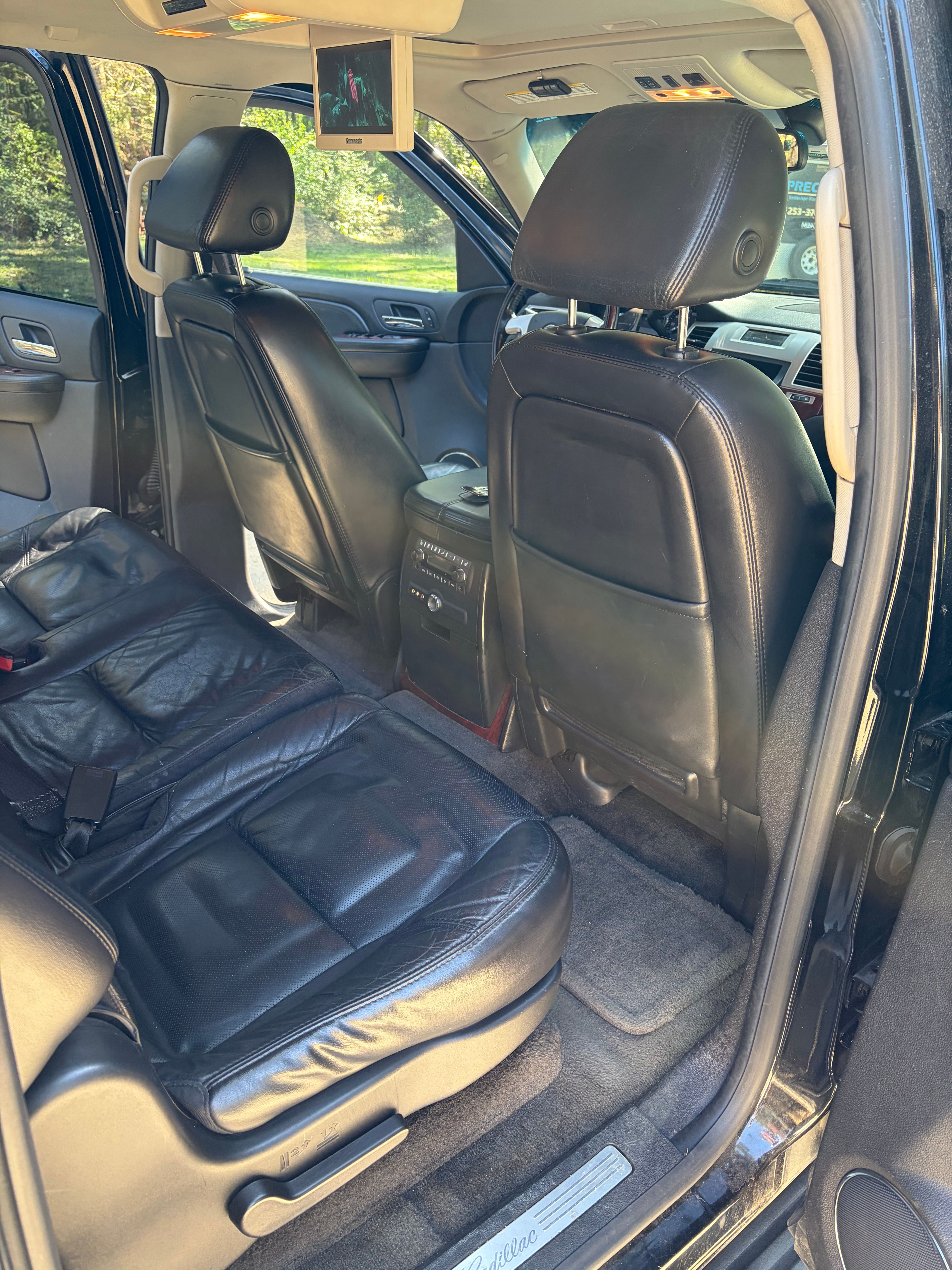 Used 2007 Cadillac Escalade ESV AWD w/ Climate Package image 1