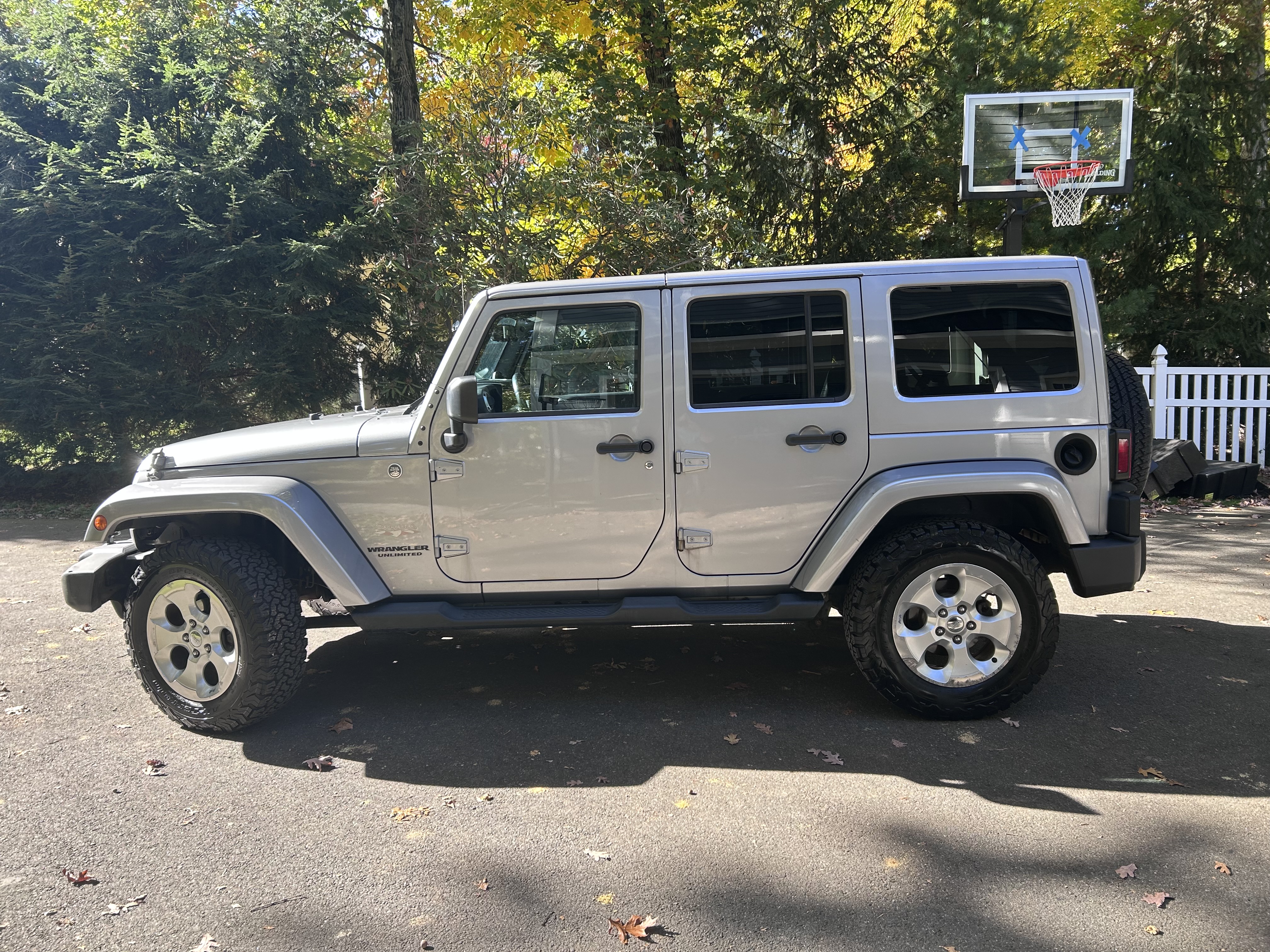 Used 2014 Jeep Wrangler Unlimited Sahara w/ Connectivity Group AWD/4WD image 5