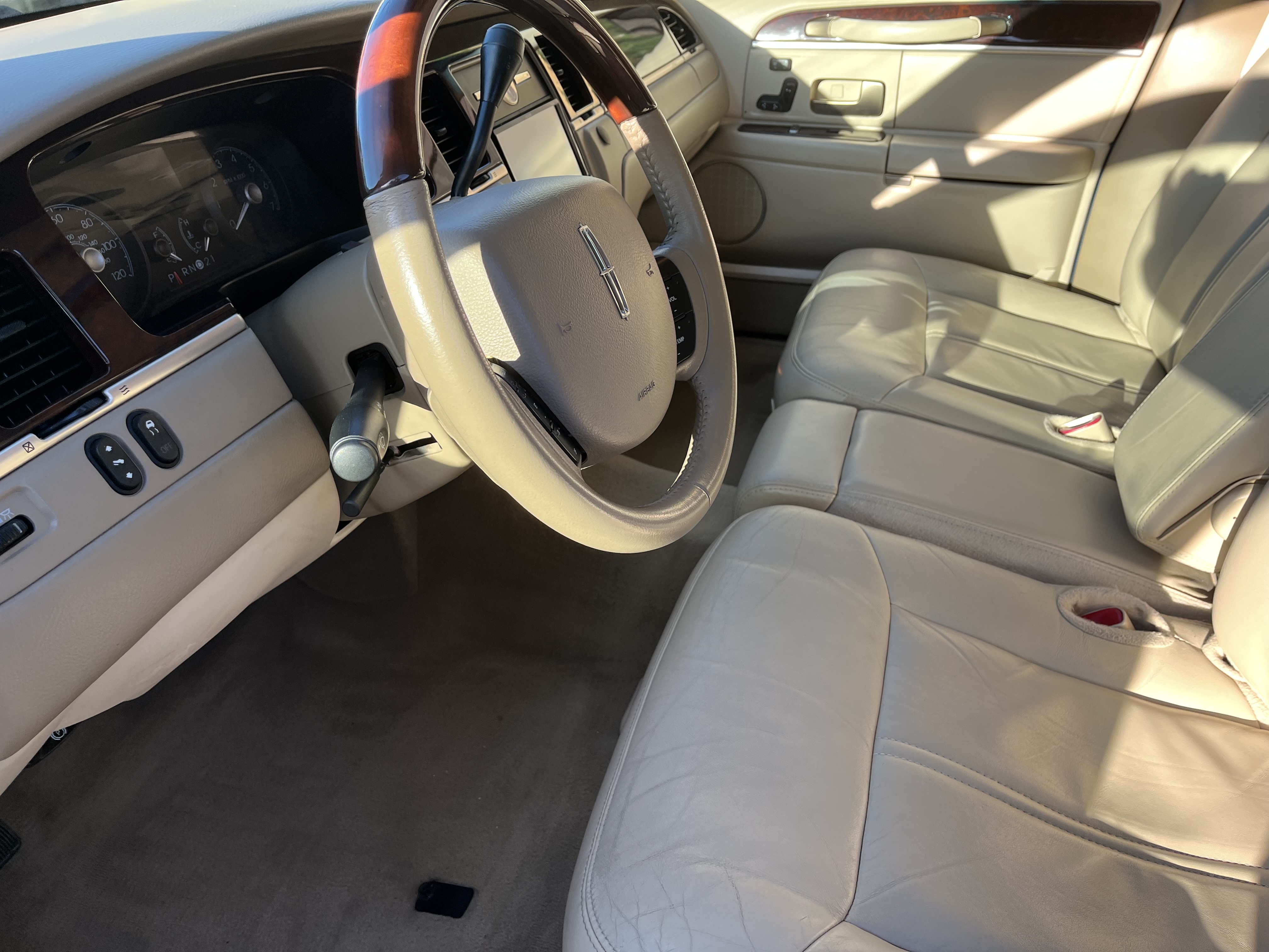 Used 2009 Lincoln Town Car Signature L RWD image 15