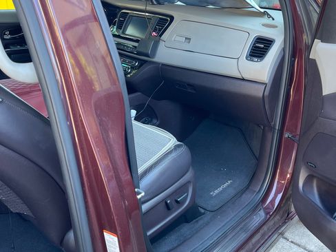 Used 2016 Kia Sedona SX Limited image 12