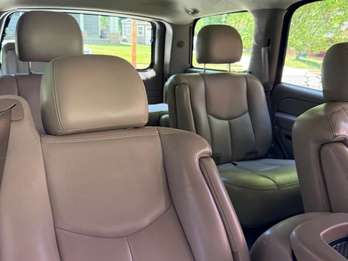 Used 2005 Chevrolet Tahoe Z71 w/ Preferred Equipment Group AWD/4WD image 9