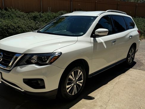 Used 2019 Nissan Pathfinder SV image 1