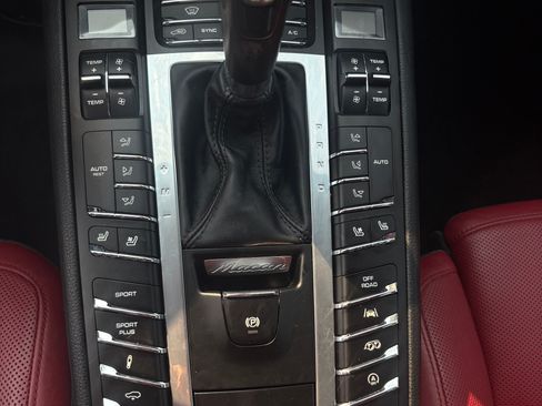 Used 2018 Porsche Macan Sport Edition AWD/4WD image 11