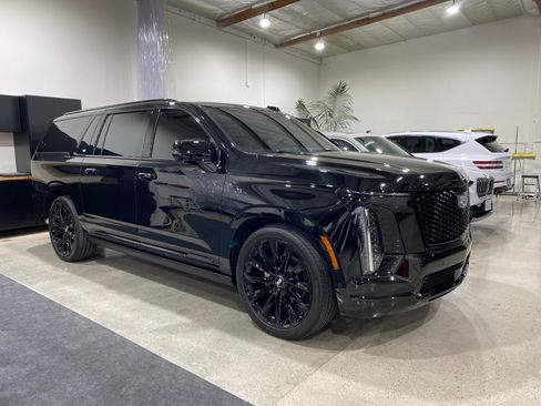 Used 2025 Cadillac Escalade ESV Sport Platinum w/ LPO, ONYX Package image 1