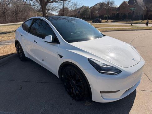 Used 2022 Tesla Model Y Performance image 9