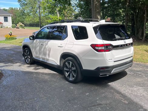 Used 2025 Honda Pilot Elite image 2