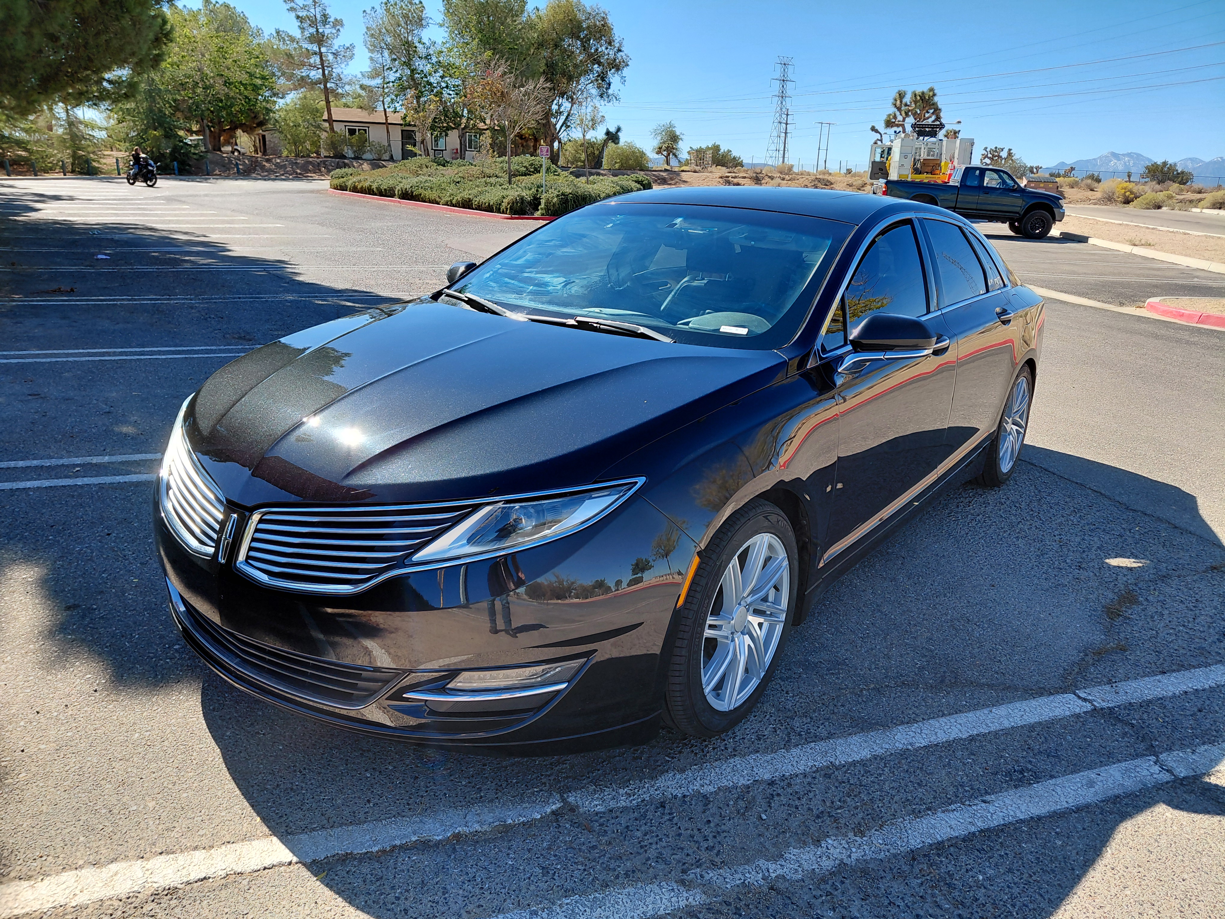 Used 2013 Lincoln MKZ FWD image 1