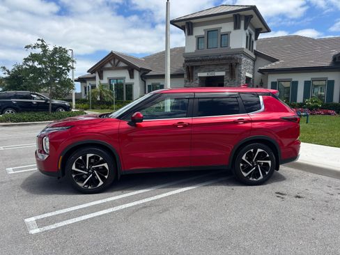 Used 2023 Mitsubishi Outlander SE AWD/4WD image 1