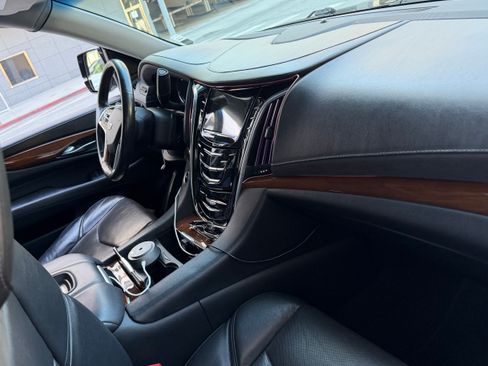 Used 2020 Cadillac Escalade ESV Luxury image 9