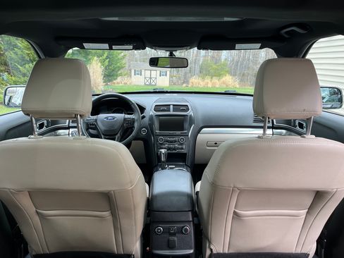 Used 2018 Ford Explorer XLT w/ Equipment Group 202A image 12