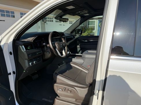 Used 2021 GMC Yukon Denali w/ Denali Premium Package AWD/4WD image 11