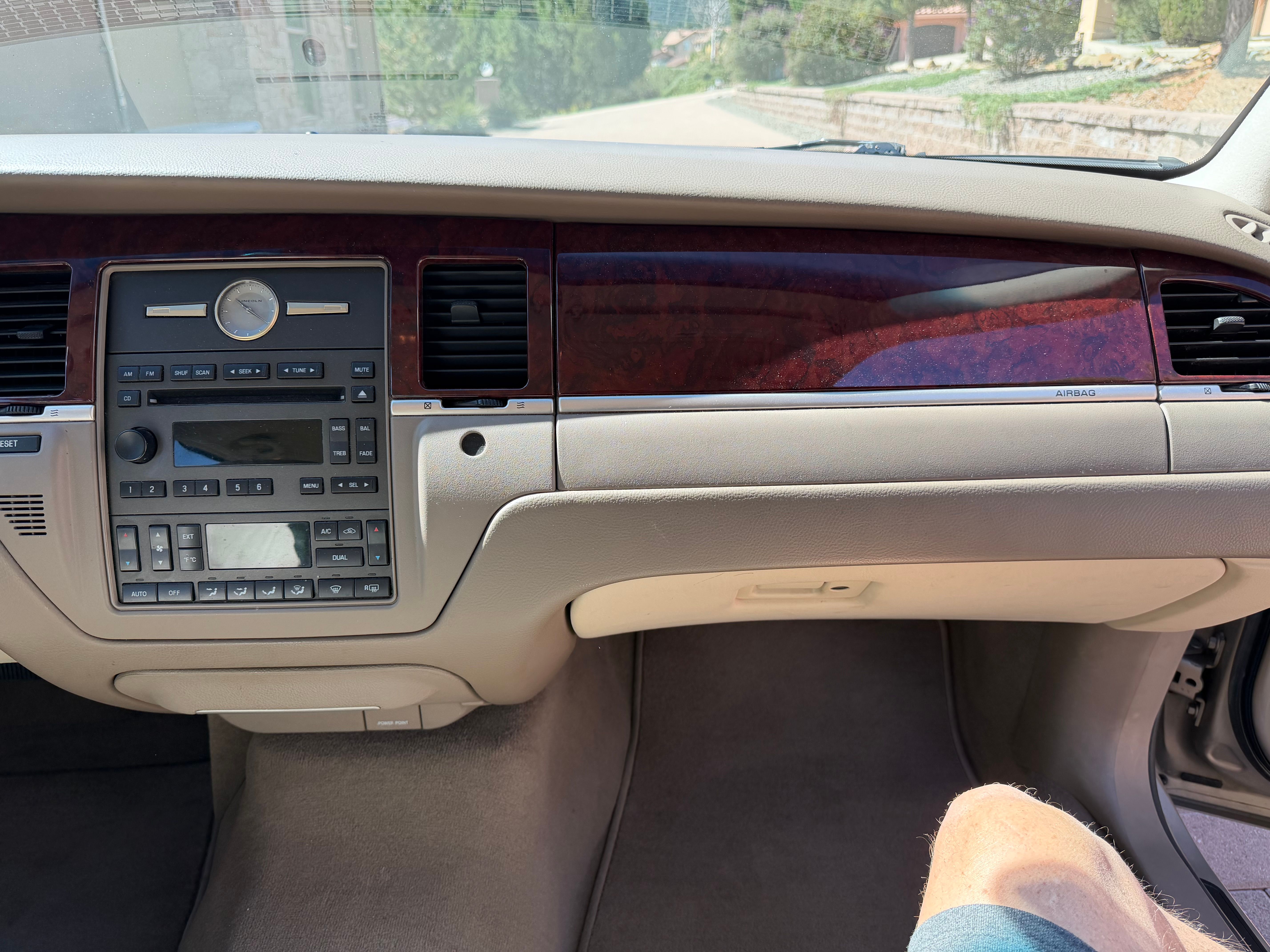 Used 2005 Lincoln Town Car Signature RWD image 9