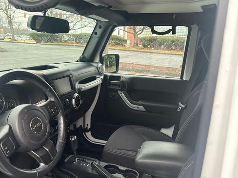 Used 2013 Jeep Wrangler Unlimited Sahara image 28