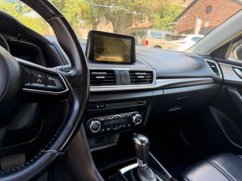 Used 2017 MAZDA MAZDA3 Touring FWD image 11