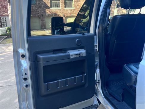 Used 2016 Ford F350 Lariat w/ Lariat Interior Package image 13