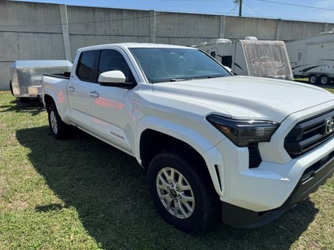 Used 2025 Toyota Tacoma SR5 image 4