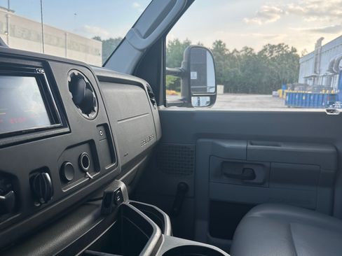 Used 2017 Ford E-350 and Econoline 350 Super Duty image 17
