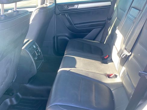 Used 2014 Volkswagen Touareg Sport image 9