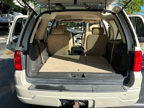 Used 2005 Lincoln Navigator 4WD image 4
