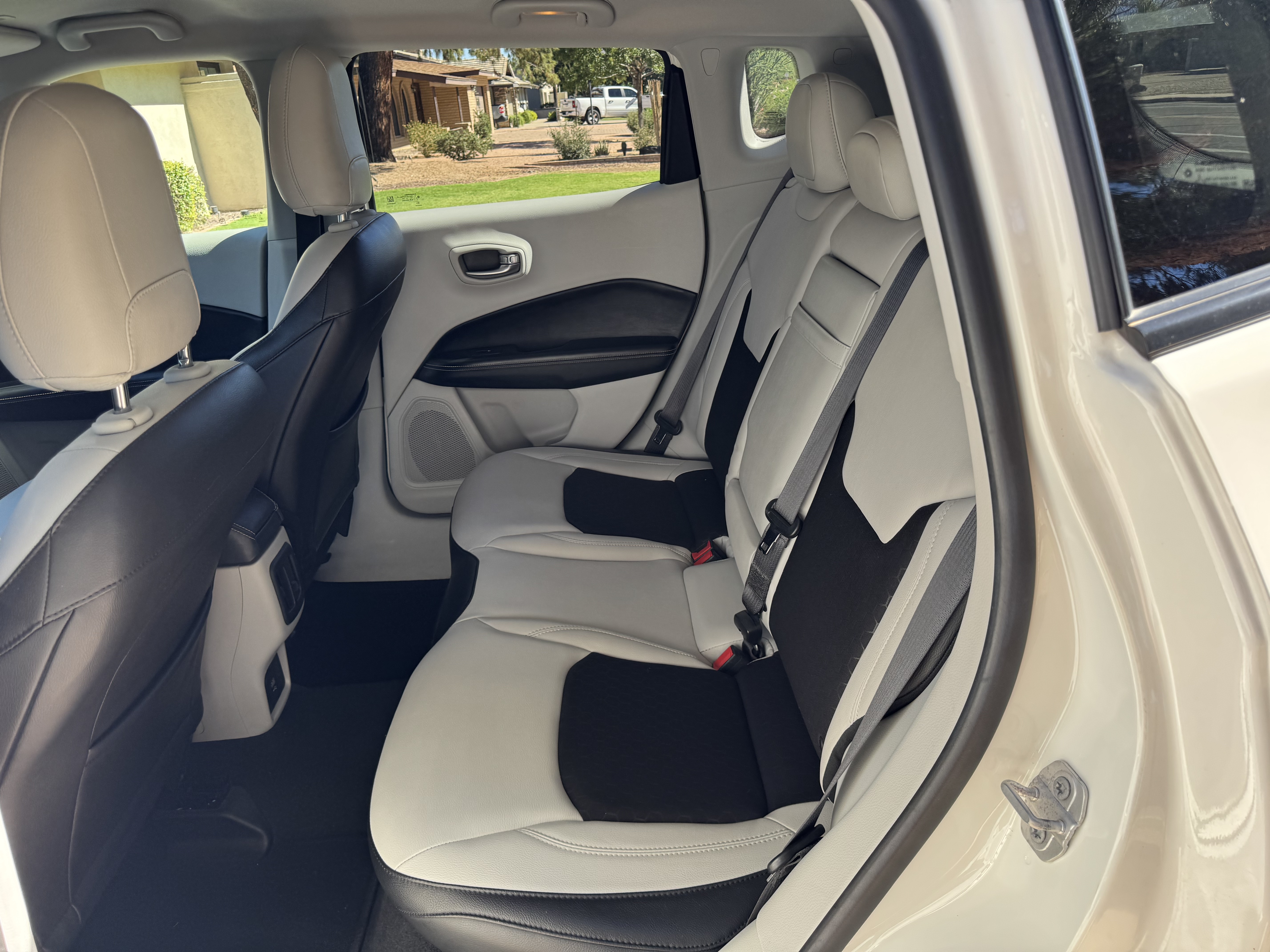 Used 2018 Jeep Compass Latitude FWD image 18