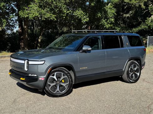 Used 2023 Rivian R1S Adventure image 4
