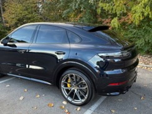 Used 2021 Porsche Cayenne Turbo image 19