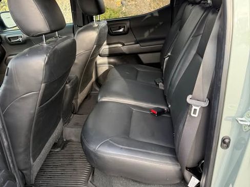 Used 2022 Toyota Tacoma TRD Off-Road image 11