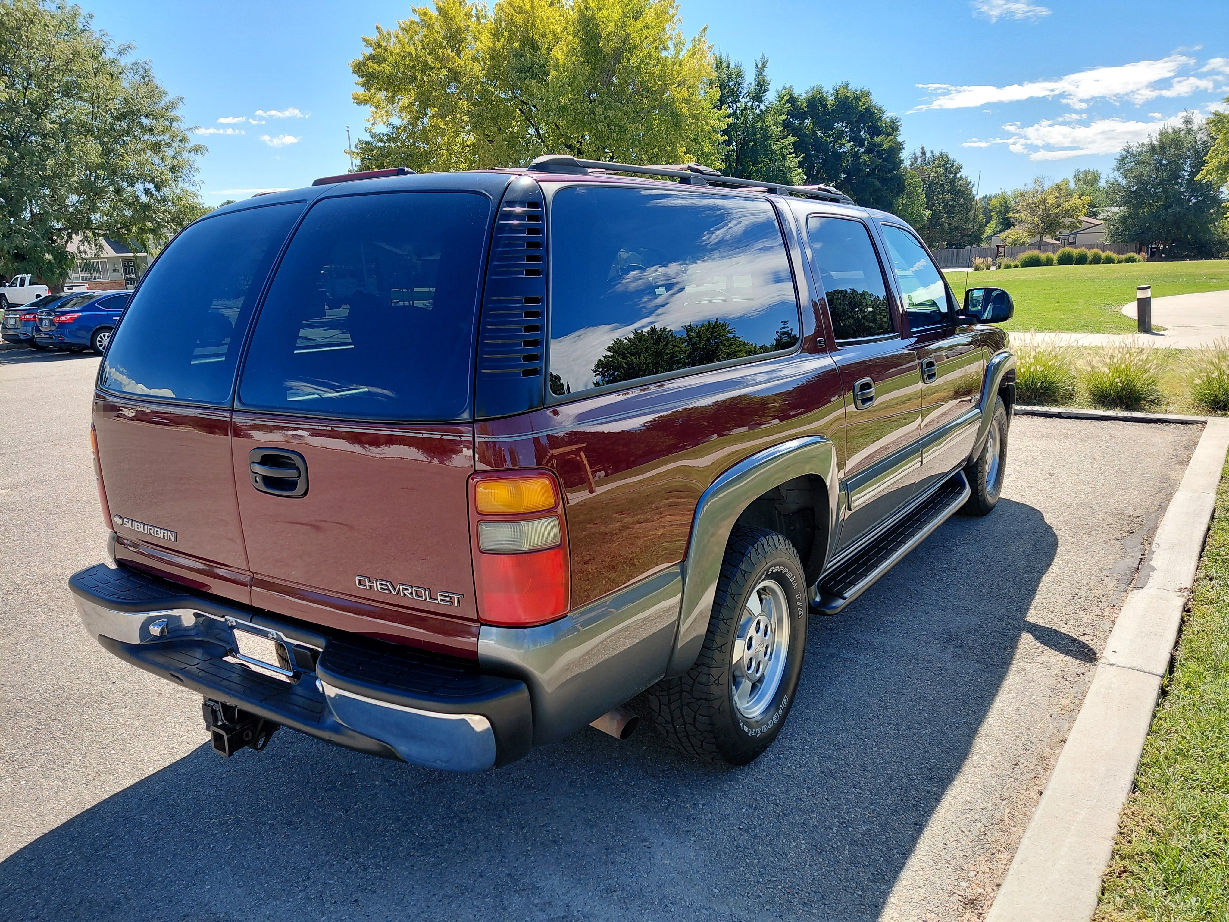 Used 2000 Chevrolet Suburban LS w/ LS Preferred Equipment Group AWD/4WD image 6